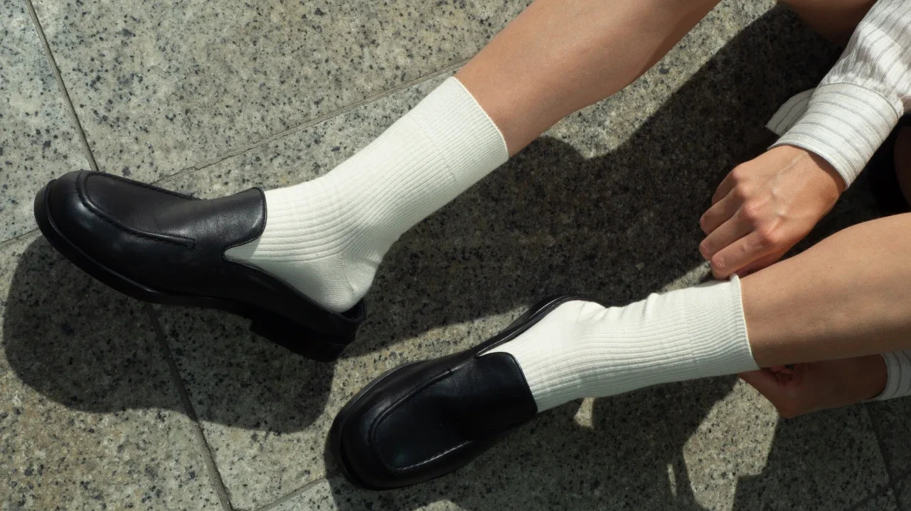 Welche Socken zu Sneakern & Loafern? Der Style-Guide 2026