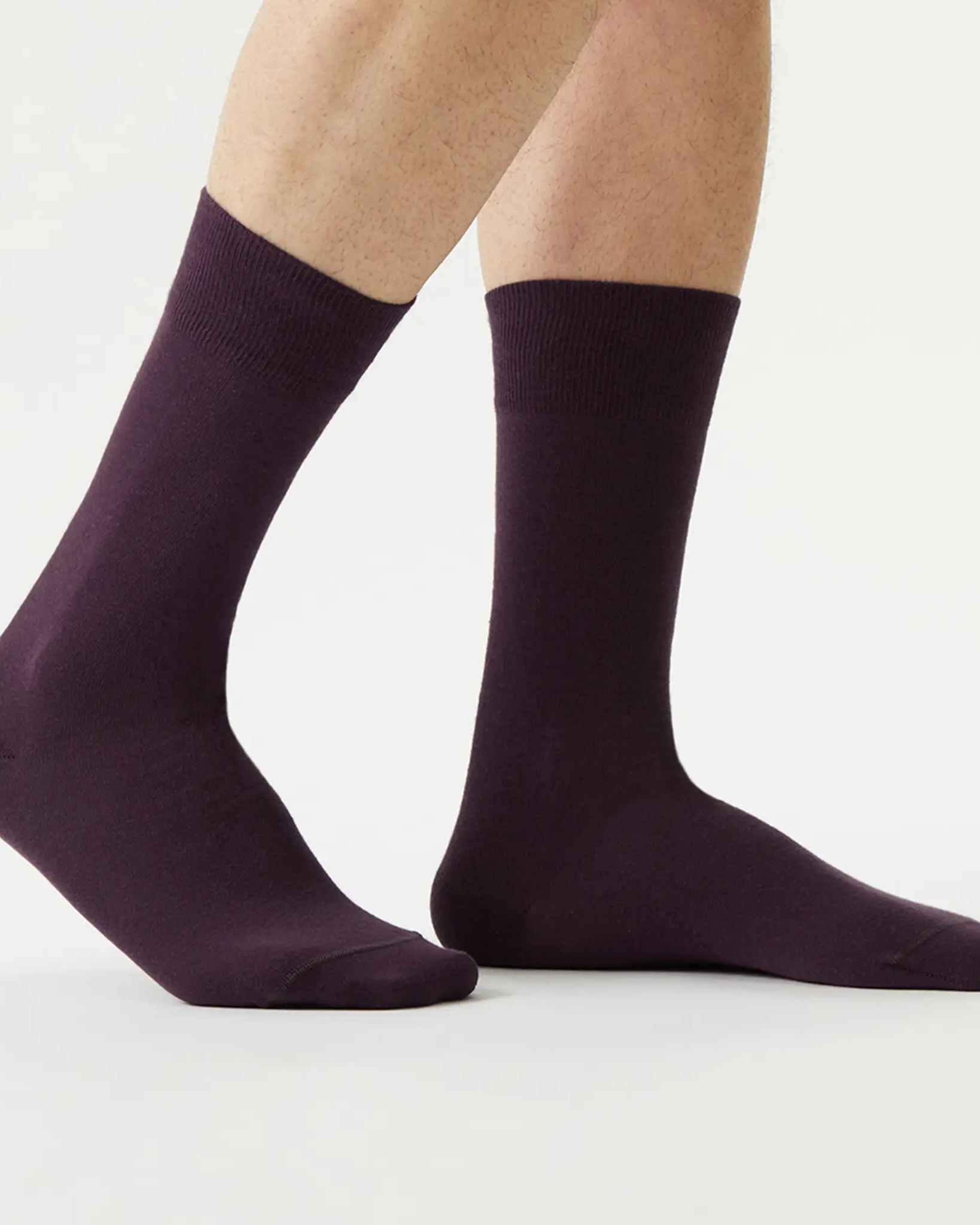 purple-socks-braune-socken-herren-damen-unisex-model
