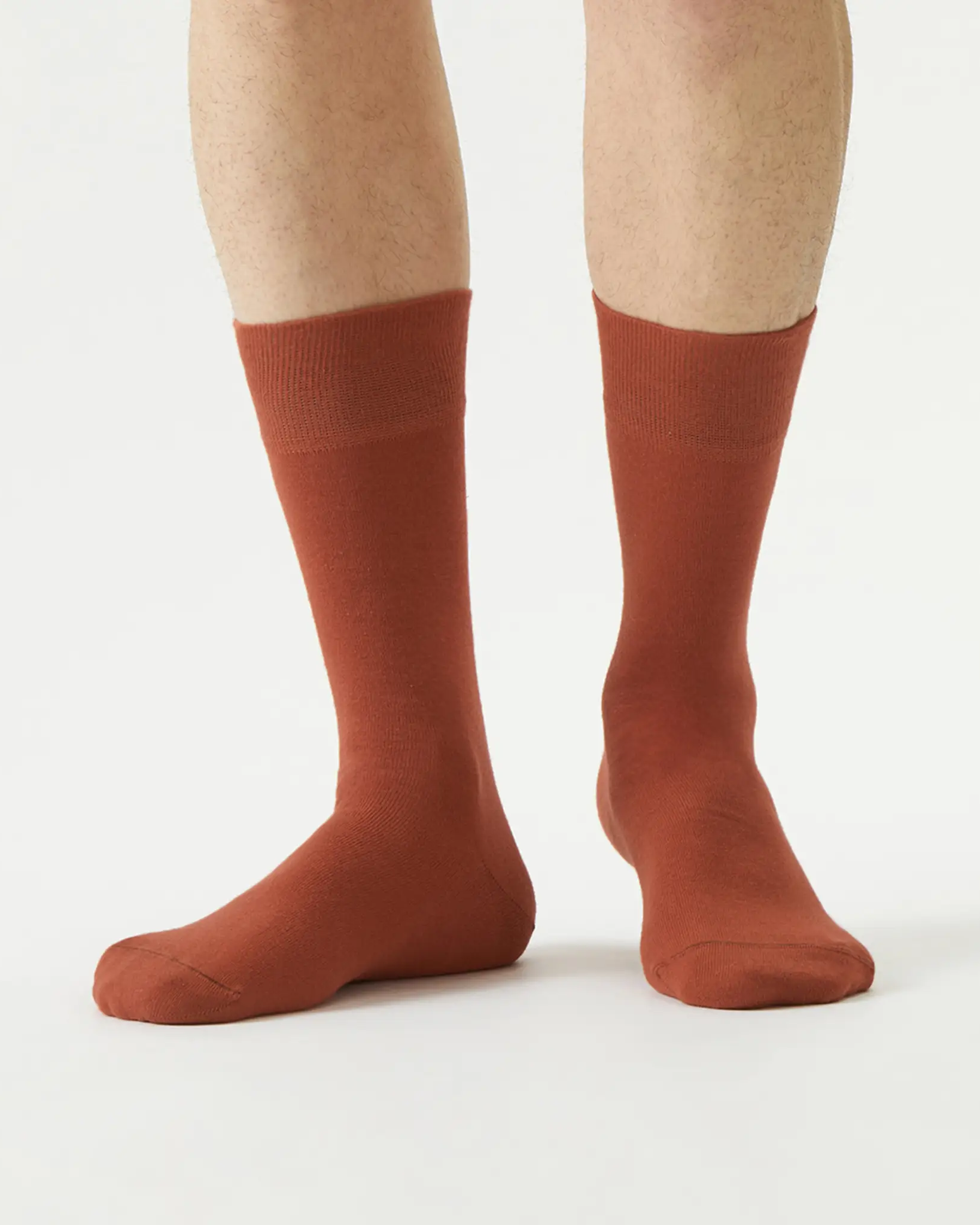 orange-socks-braune-socken-herren-damen-unisex-model