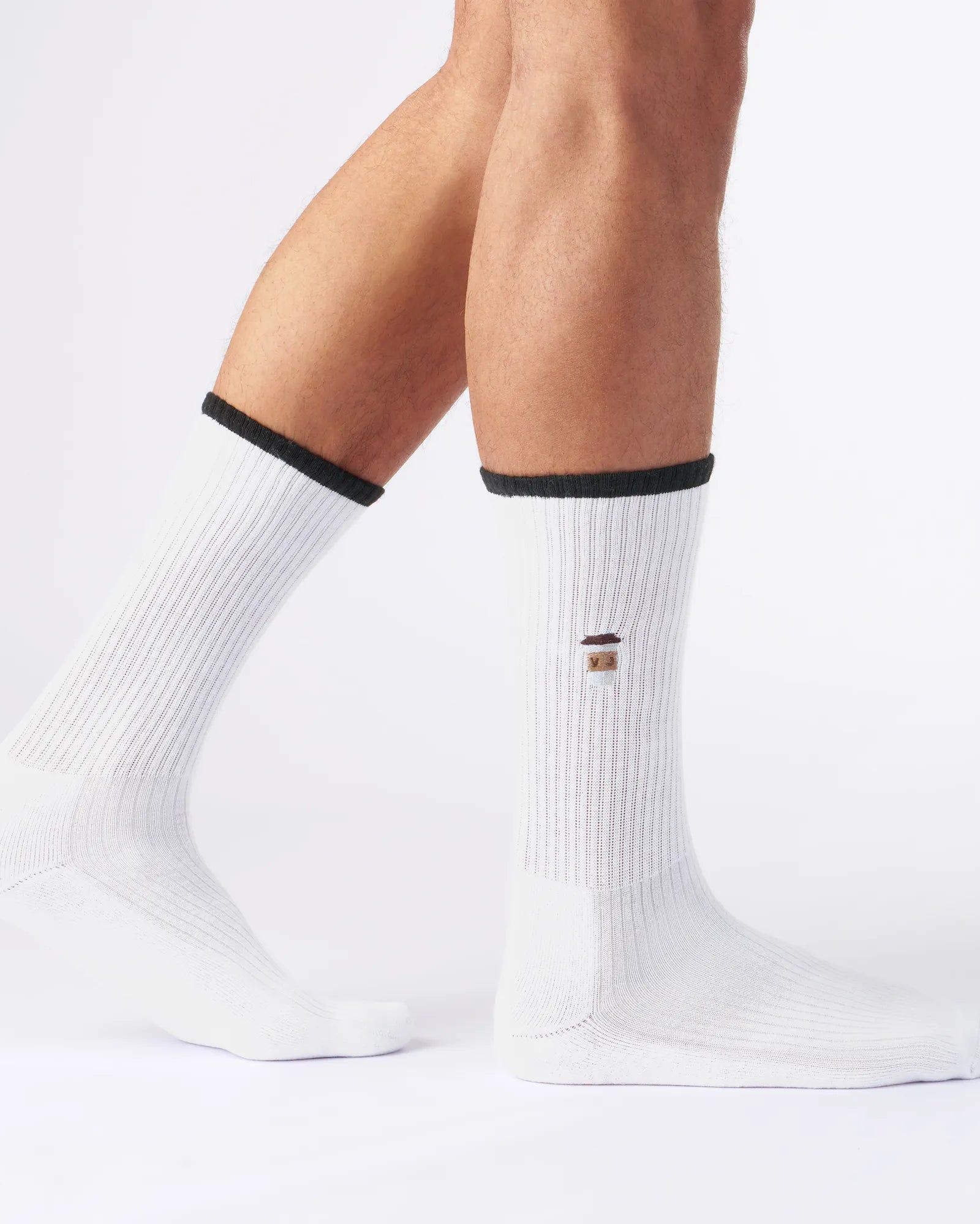 weiße tennis socken, crew style, 80s, 80er motiv socken, Kaffe & Croissant strick motiv, sport socken, missmatched sockentrend fußbilder