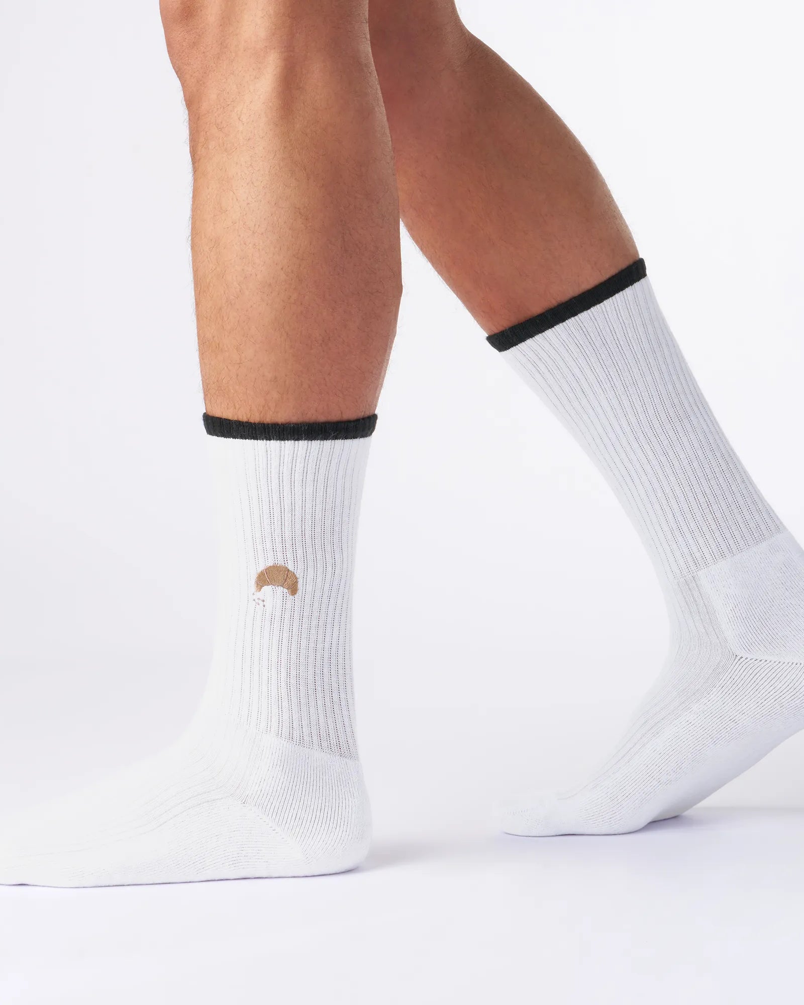 weiße tennis socken, crew style, 80s, 80er motiv socken, Kaffe & Croissant strick motiv, sport socken, missmatched sockentrend