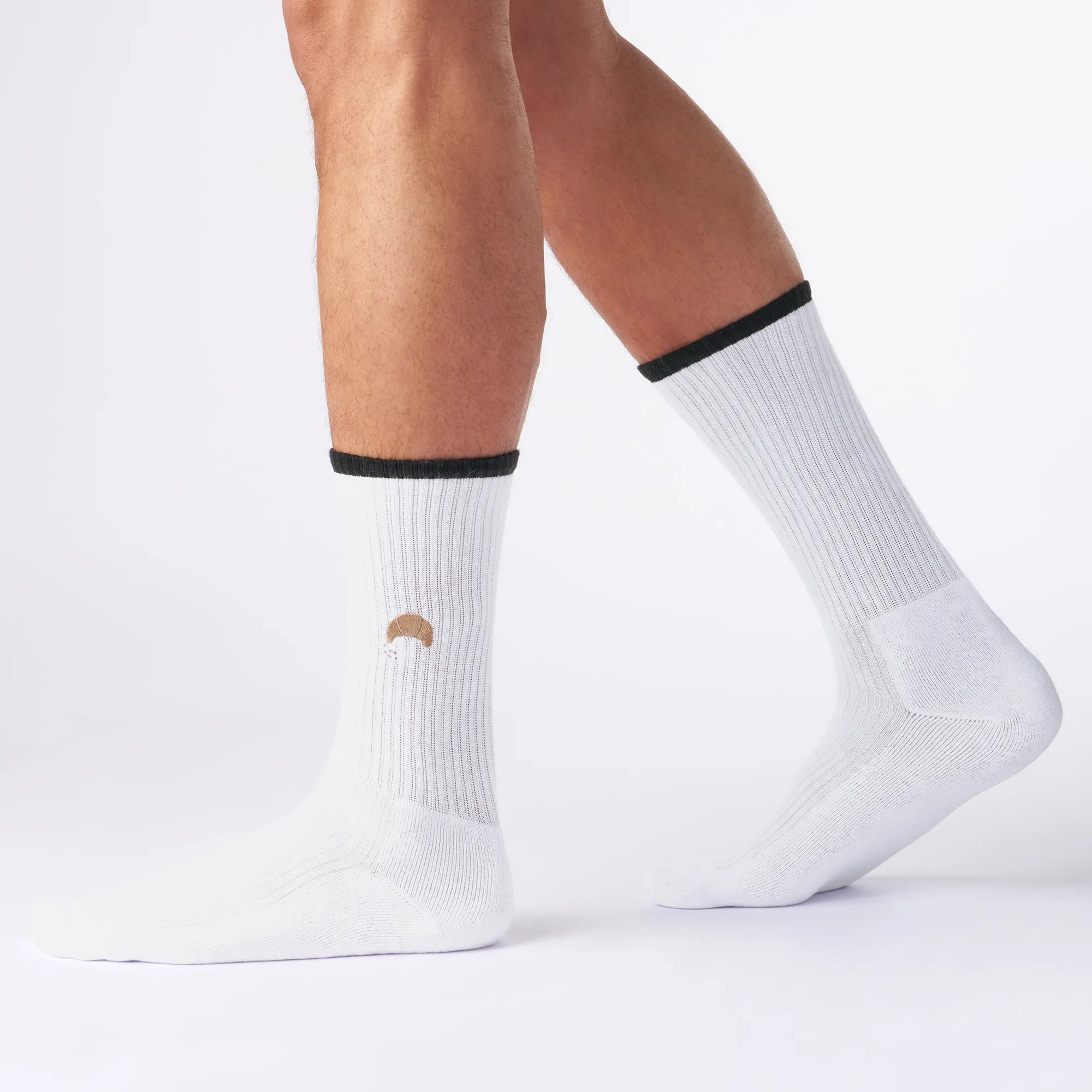 weiße tennis socken, crew style, 80s, 80er motiv socken, Kaffe & Croissant strick motiv, sport socken, missmatched sockentrend