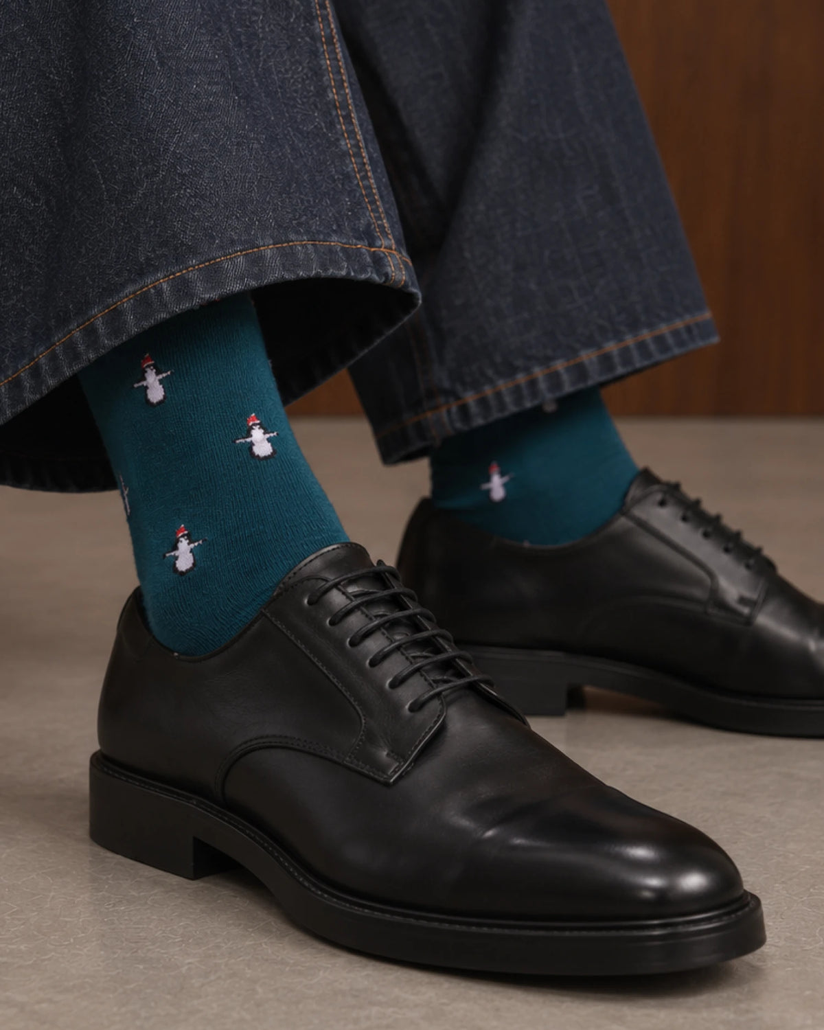 Weihnachtssocken Pinguin in Teal Blue – getragen