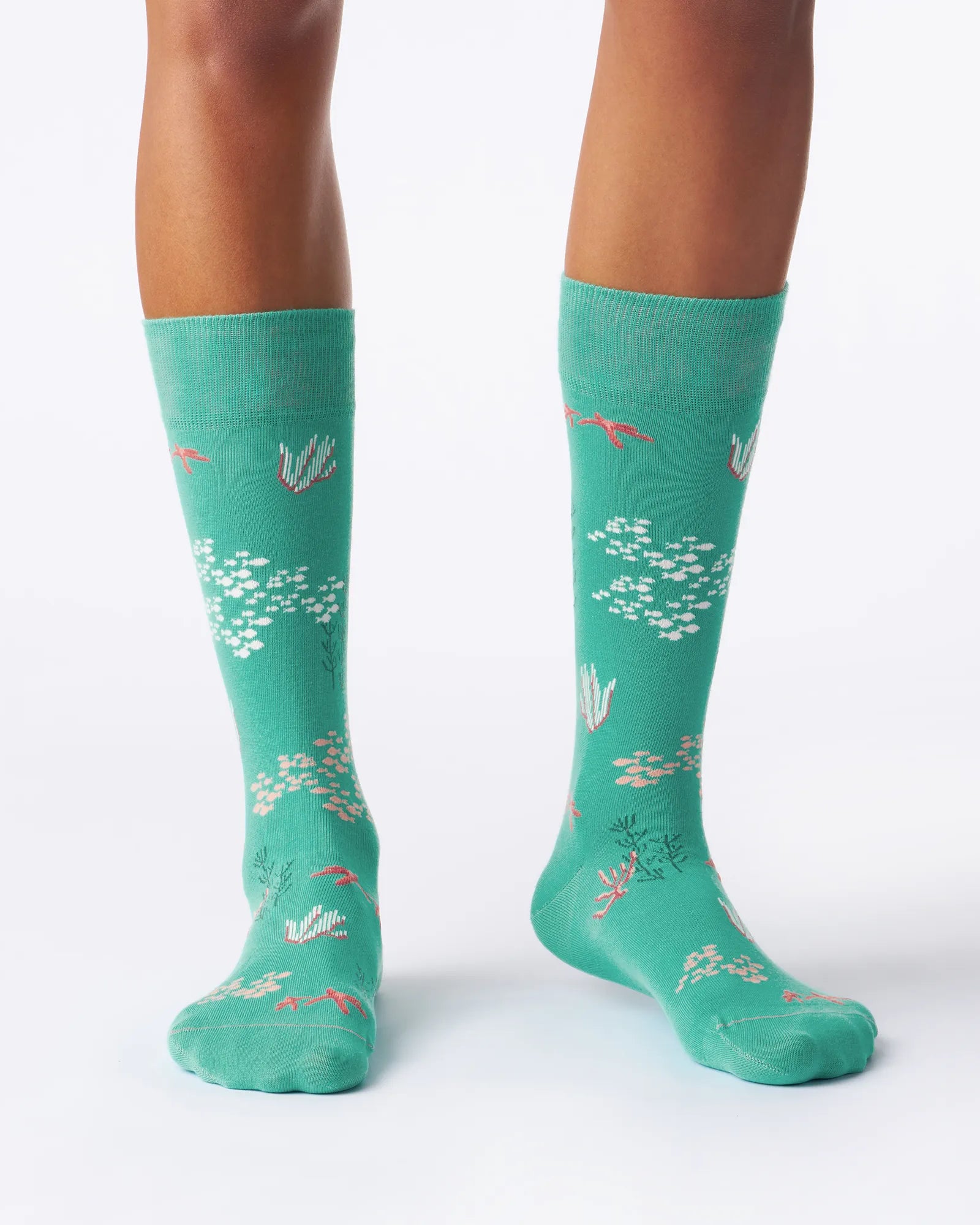 Corals_gemusterte_socken Ozean motiv socken lustige socken bunte socken nahhaltige socken blaue socken sommer socken fußbilder