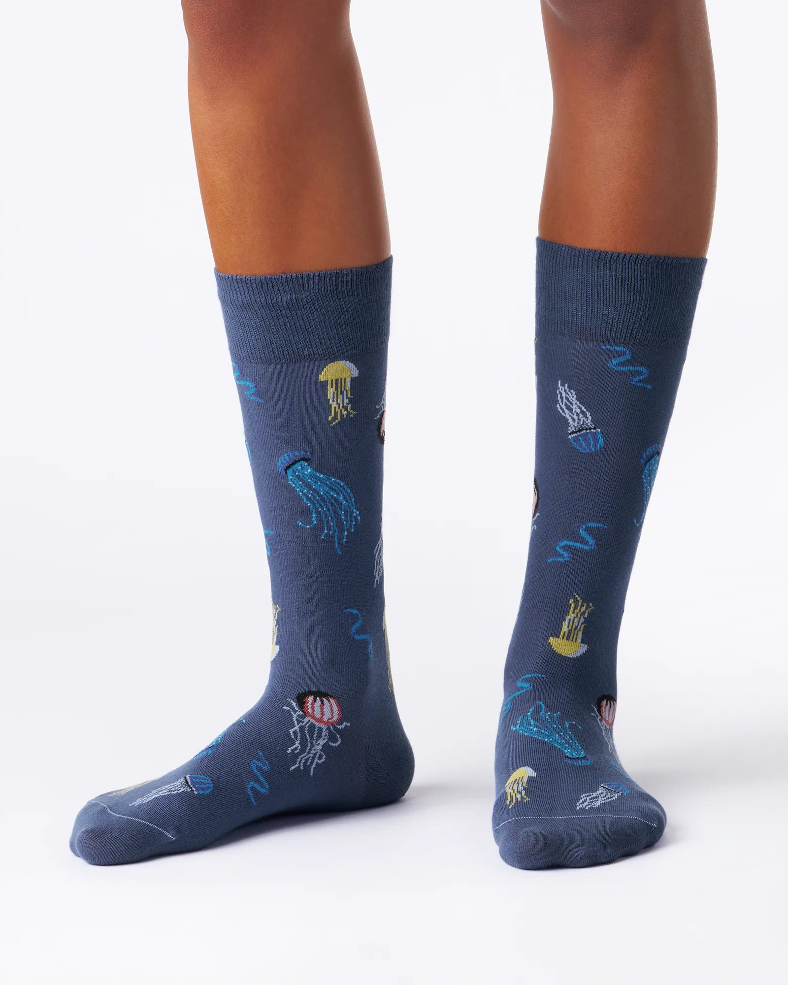 Jellyfish_gemusterte_socken Ozean motiv socken anzugssocken lustige socken dunkelblaue socken fußbild model