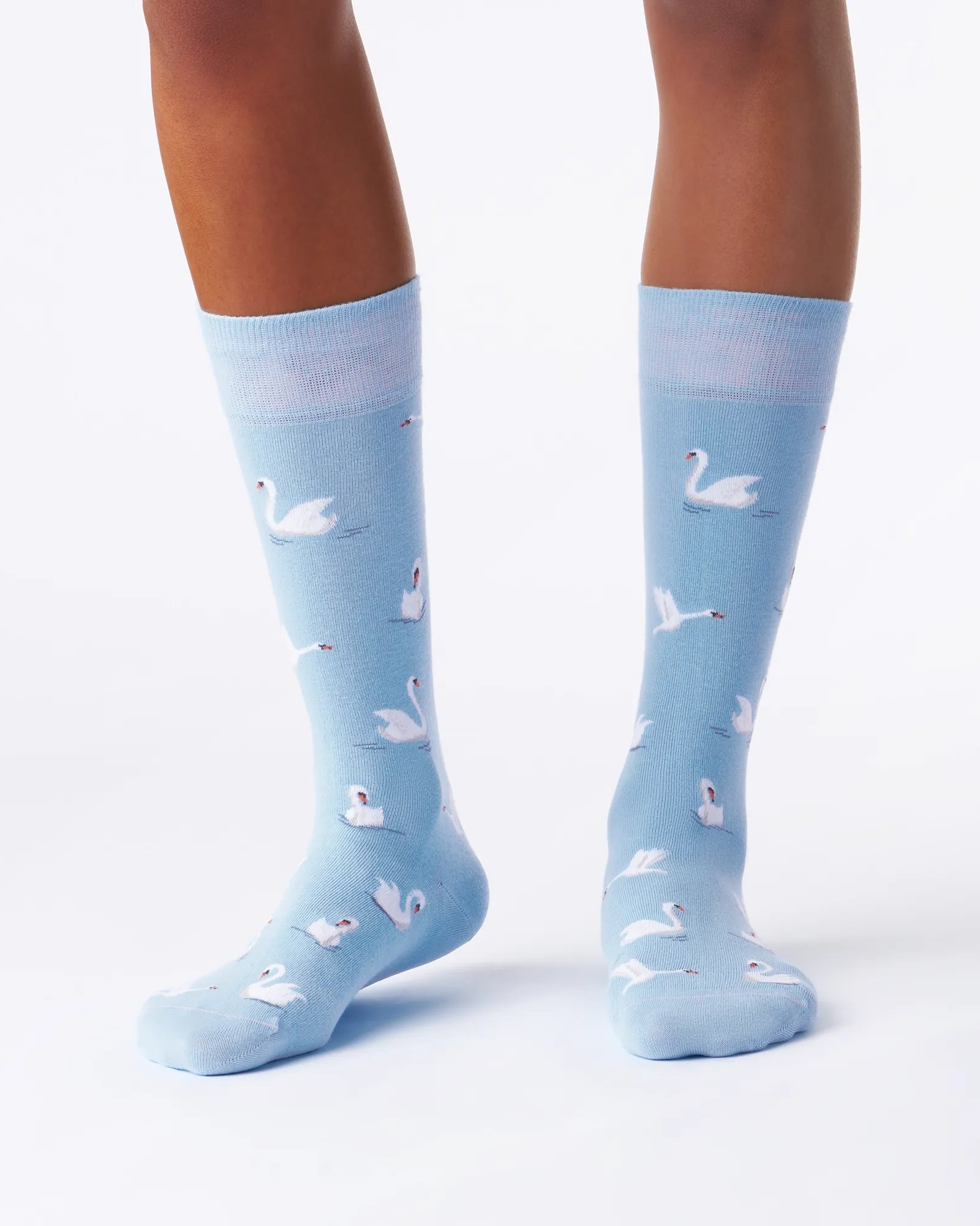 Schwan_2_gemusterte_socken_blaue_socken_fussbilder_businesssocken_nachhaltigesocken