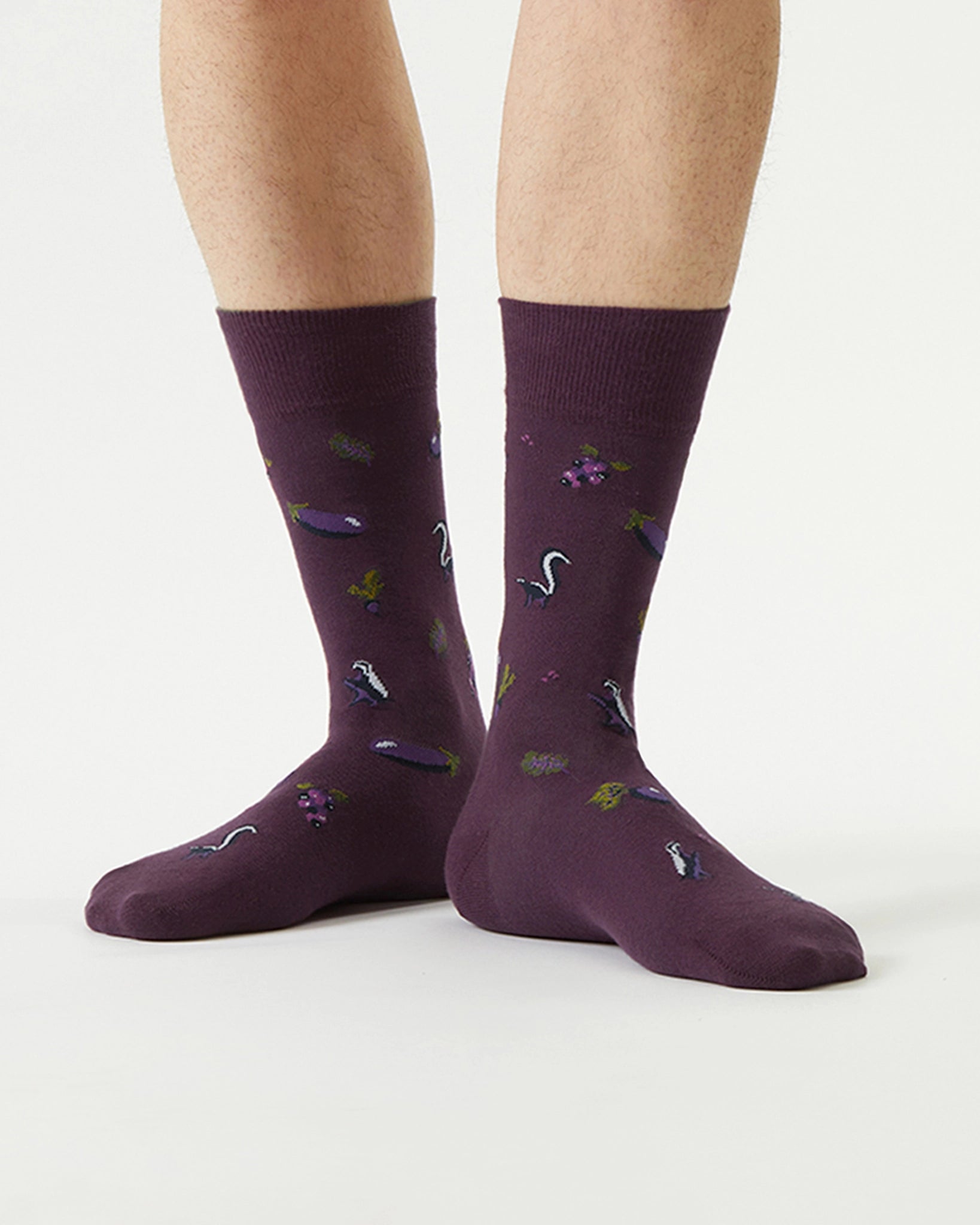 skunk-socks-aubergine-stinktier-socken-model