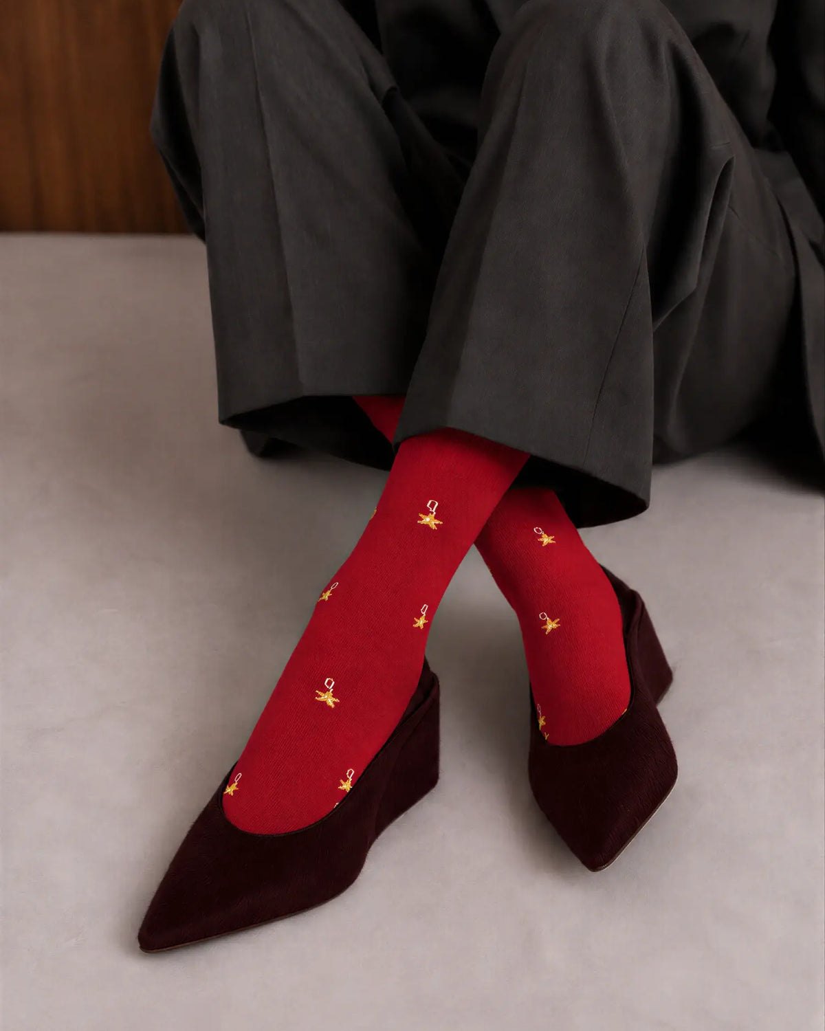 Weihnachtssocken Lebkuchenmann in Wine Red – getragen