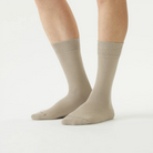 beige-classic-socks-unisex-herren-bein