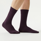 purple-socks-braune-socken-herren-damen-unisex-model