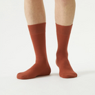 orange-socks-braune-socken-herren-damen-unisex-model