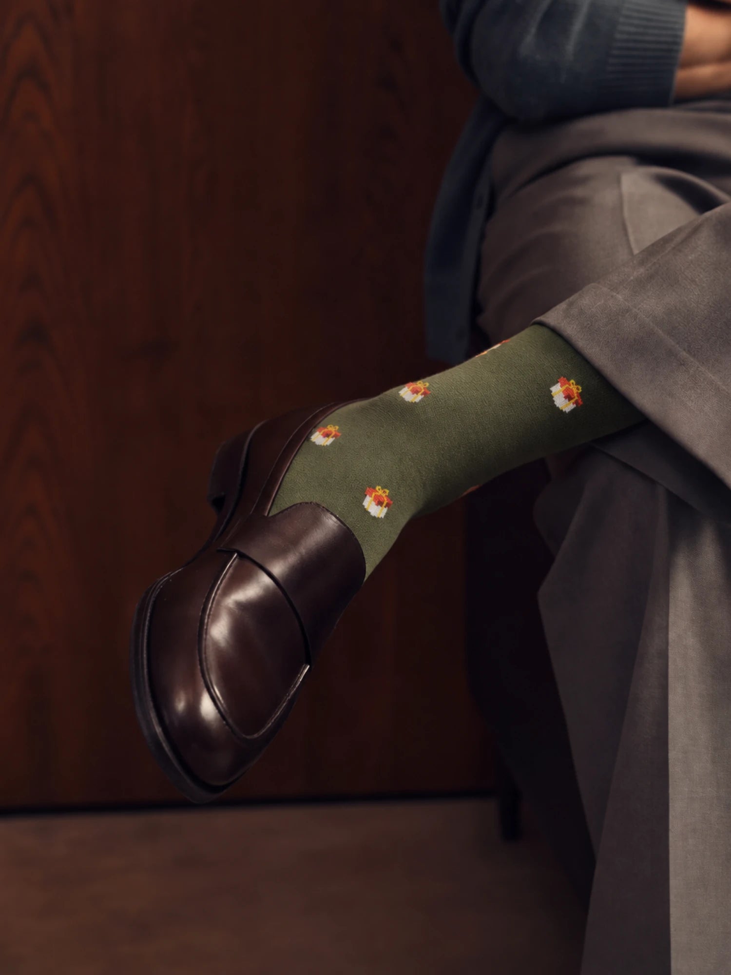 Weihnachtssocken Geschenk in Forest Green – getragen