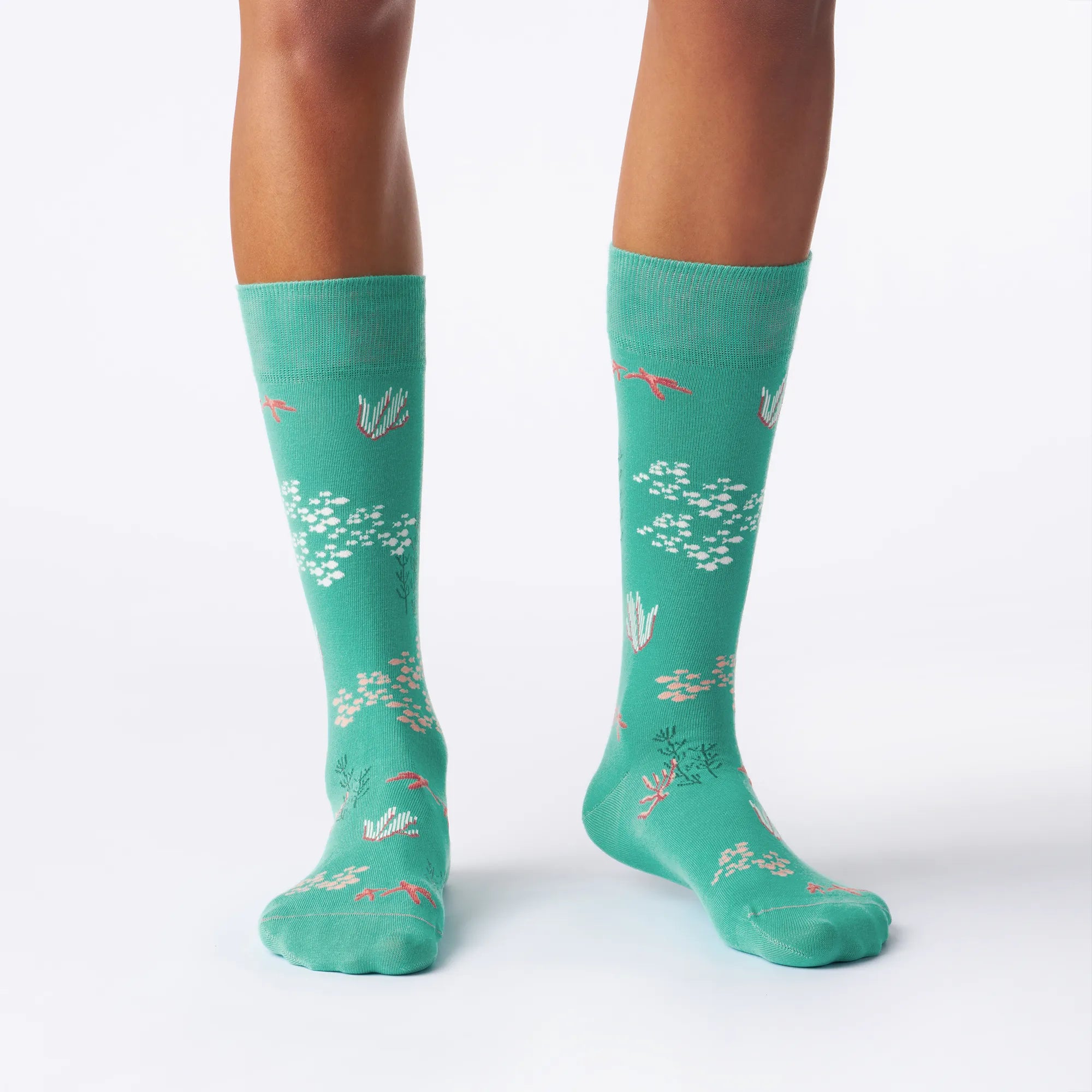 Corals_gemusterte_socken Ozean motiv socken lustige socken bunte socken nahhaltige socken blaue socken sommer socken fußbilder