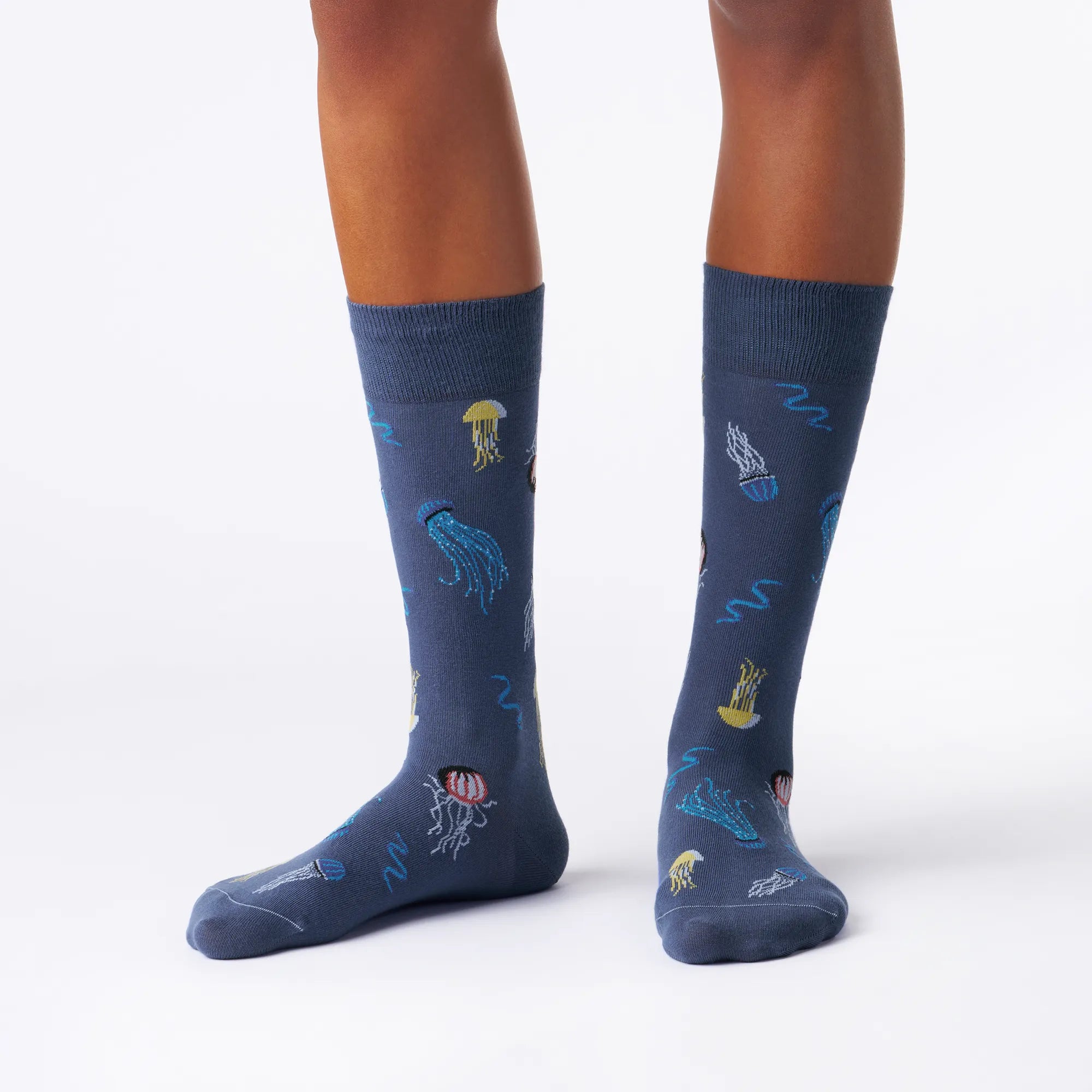 Jellyfish_gemusterte_socken Ozean motiv socken anzugssocken lustige socken dunkelblaue socken fußbild model