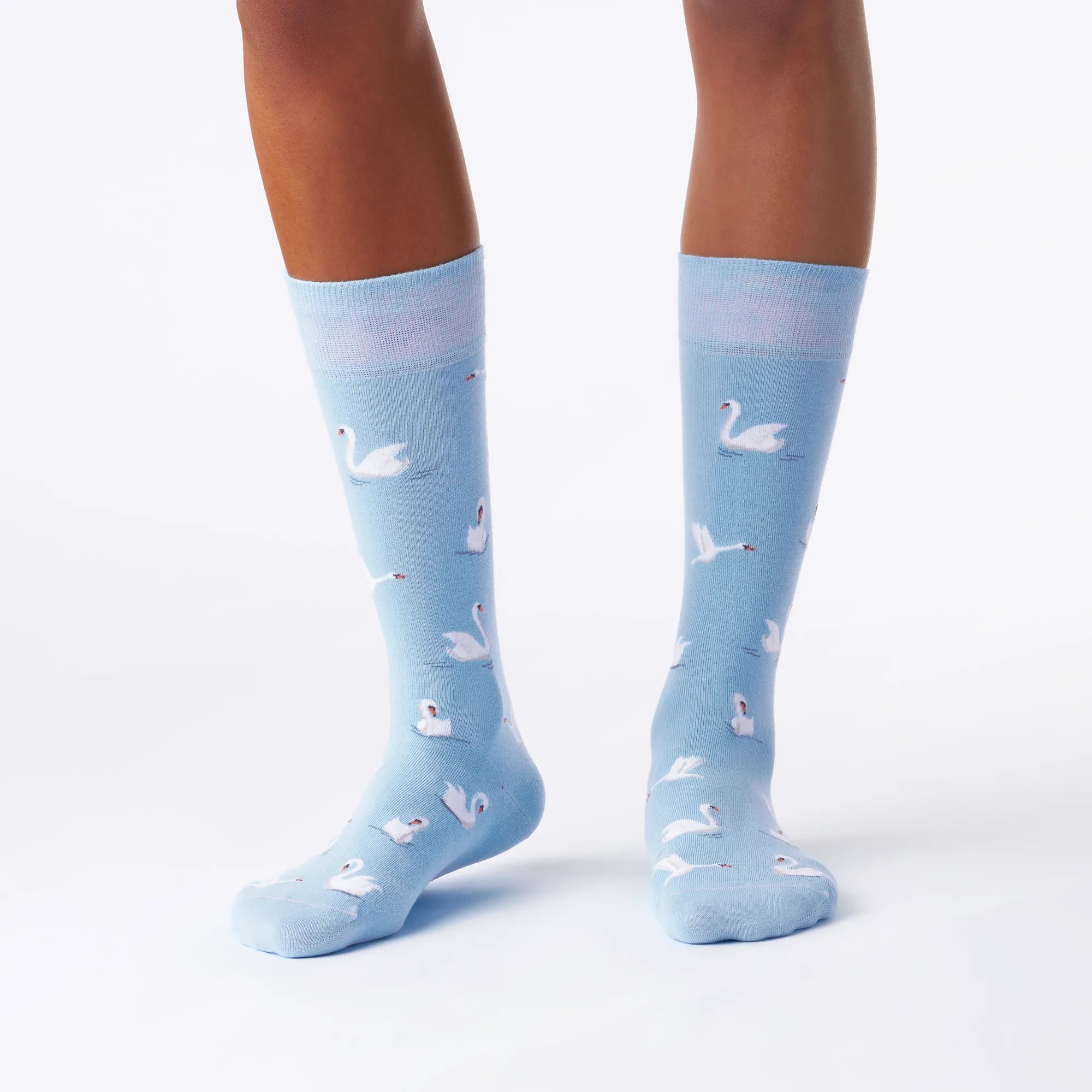 Schwan_2_gemusterte_socken_blaue_socken_fussbilder_businesssocken_nachhaltigesocken