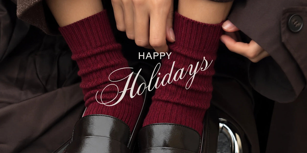 Bordeauxrote Socken zu Loafern mit Schriftzug Happy Holidays