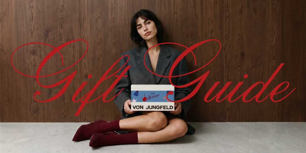 Gift Guide Damen: Frau mit Weihnachtsgeschenk von VON JUNGFELD