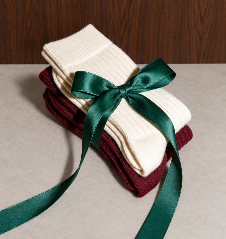 Merinosocken in Creme und Bordeaux mit grüner Schleife