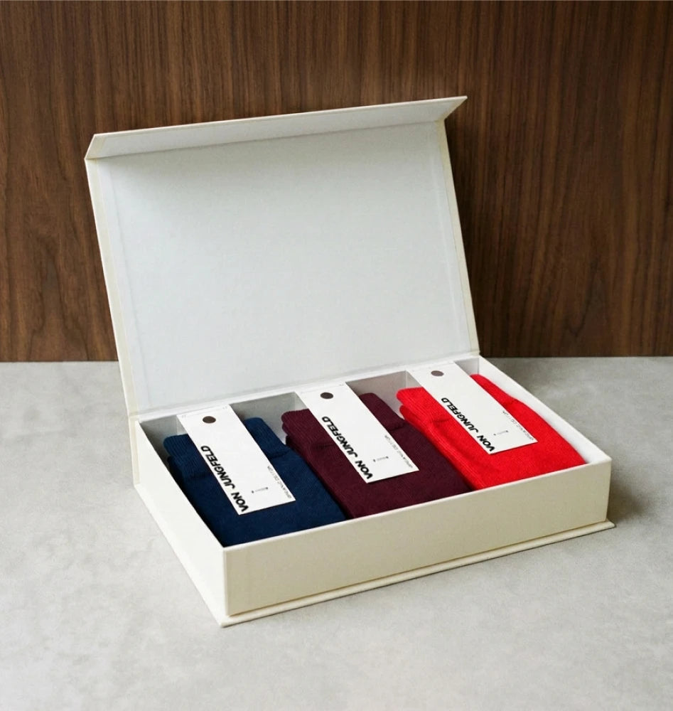 Socken-Set mit drei Paar Socken in einer weißen Geschenkbox