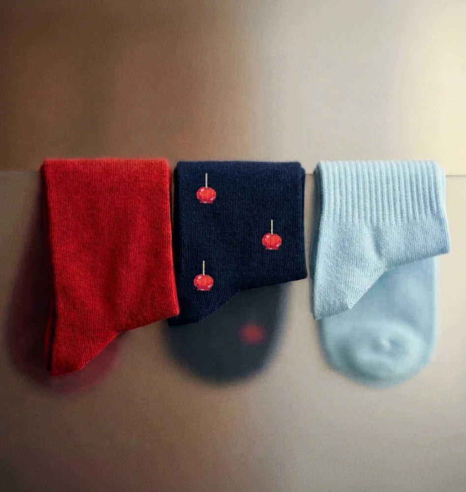 Drei Paar Socken in Rot, Navy und Hellblau aus einem Mystery Bundle