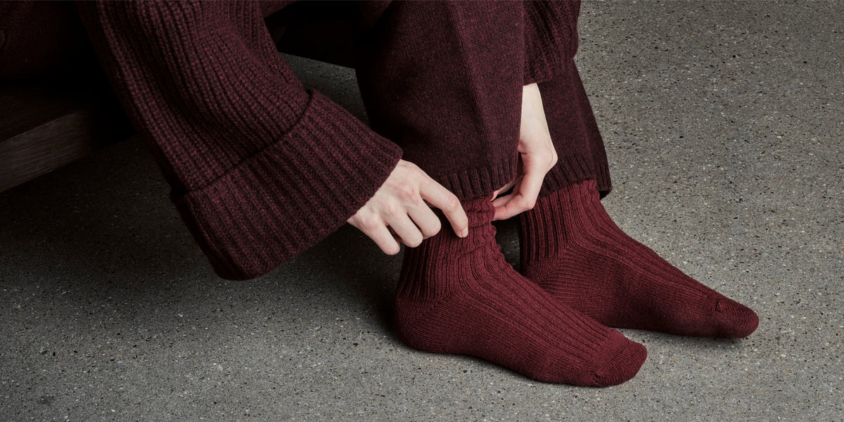 Gerippte Merinosocken in Bordeaux