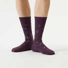 skunk-socks-aubergine-stinktier-socken-model