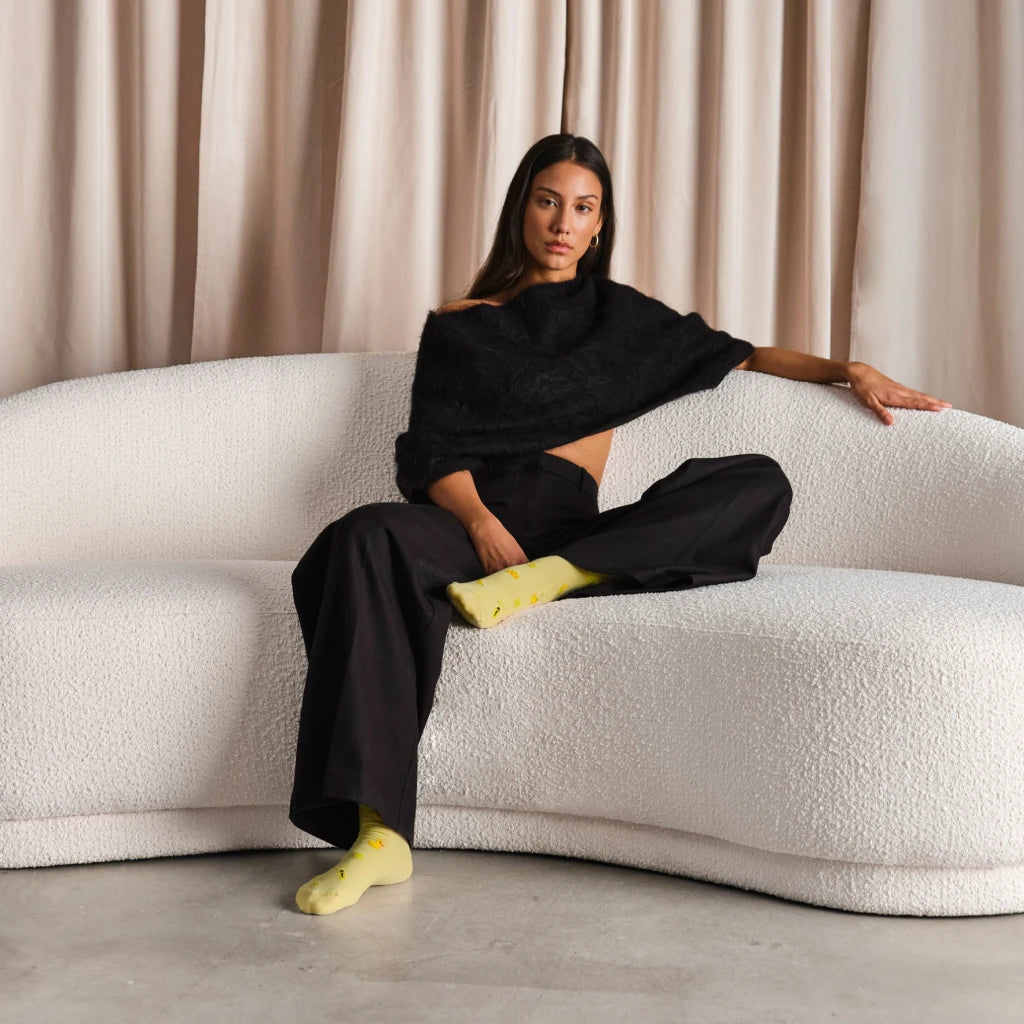 Frau sitzt auf Sofa